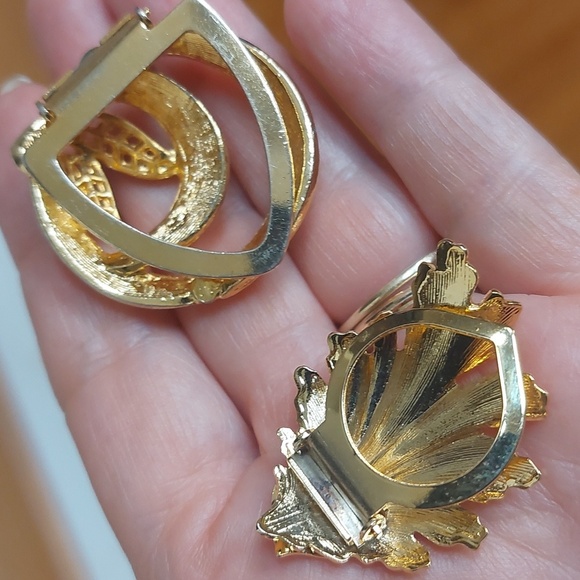 Vintage Lot Of 2 Goldtone Scarf Clips Leaf Circle - Picture 2 of 3